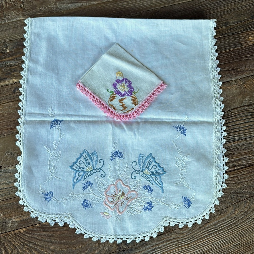 Bundle linen embroidered table runner and crochet trimmed hankey EVC‎